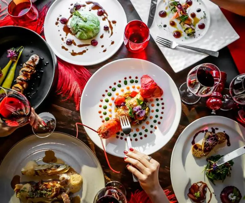 ฉลองปีใหม่ให้เฟี้ยวสไตล์ยุค 90s ที่โรงแรมพูลแมน กรุงเทพ จี (สีลม)