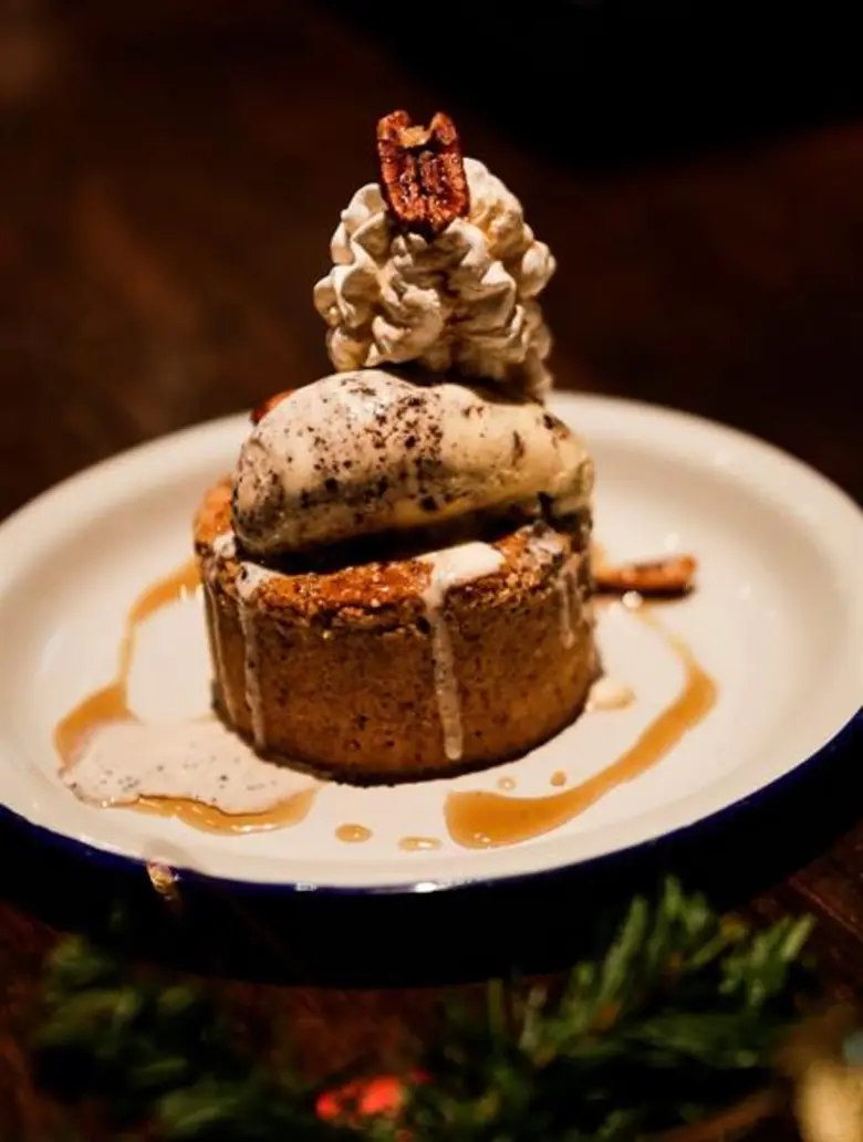 ฉลองปีใหม่ให้เฟี้ยวสไตล์ยุค 90s ที่โรงแรมพูลแมน กรุงเทพ จี (สีลม)