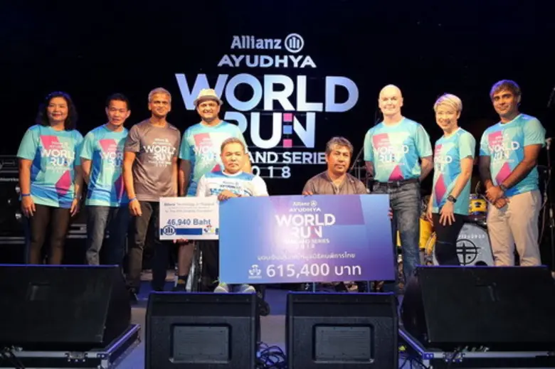 ไบรอัน สมิธ (ที่สามจากขวา) กรรมการผู้จัดก...