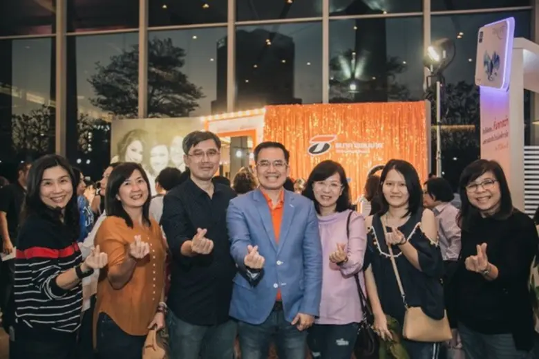 ลูกค้าเข้าร่วมกิจกรรมในบูธธนชาตกันอย่างล้...