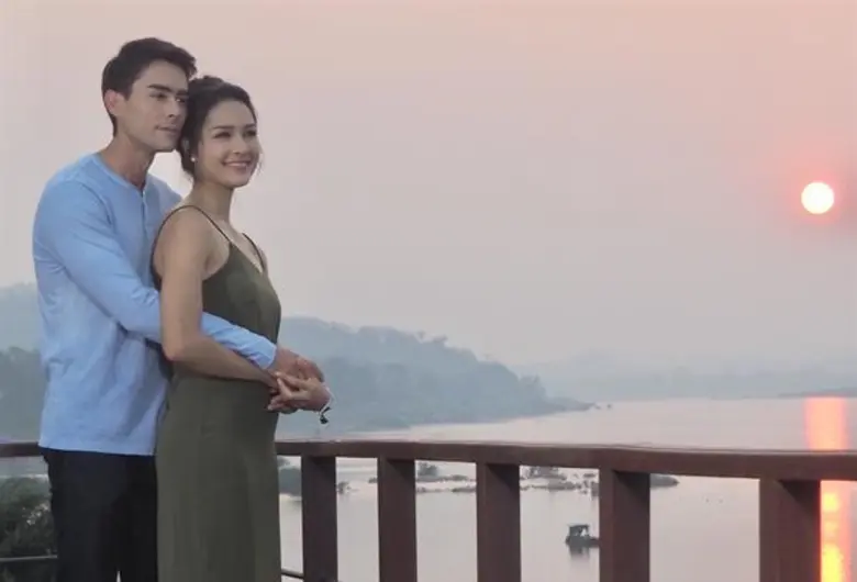 “ในคืนหนาว แสงดาวยังอุ่น” จับคู่ หลุยส์-เซฟ พระ-นางสายสตรอง ร่วมคลายปมปริศนาฆาตกรรม อบอวลความรักท่ามกลางบรรยากาศอบอุ่นของเมืองเชียงคาน เริ่ม 5 ธ.ค. นี้