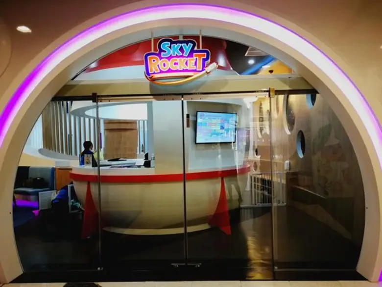 3 นักธุรกิจหนุ่ม Gen Y ปลื้ม SkyRocket พลิกโฉมตลาดสอนภาษา สู่ ยุค 4.0 ตอบรับเยี่ยม ฉลองครบรอบปี ขนเทคโนการสอนระดับโลก “Promethean- Active Table & Active Panel” แบบ มัลติทัช รายแรกและรายเดียวในไทย เตรียมขยายธุรกิจรองรับรูปแบบเฟรนไชน์