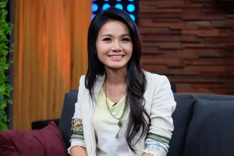 ต่าย อรทัย หลั่งน้ำตาเล่าชีวิตวัยเด็ก พ่อแม่เลิกกัน ต้องดิ้นรนเพื่อความอยู่รอด