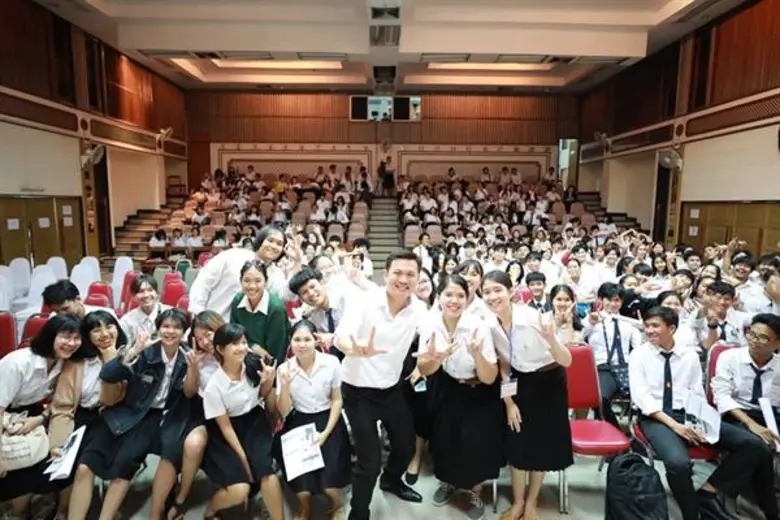 มากกว่าความเป็น...ครูผู้ให้ ศ. ดร. สุชัชวีร์ สุวรรณสวัสดิ์ อธิการบดี พระจอมเกล้าลาดกระบัง ตอบโจทย์ในงานสัมมนา “ครูไทยในอนาคตเพื่อการสอนสถาปัตย์อย่างสร้างสรรค์” ผลงานนักศึกษาปี 4 สถาปัตย์และการออกแบบ คณะครุศาสตร์อุตสาหกรรมและเทคโนโลยี สจล.