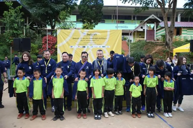 โอ ปวีร์ ร่วมโครงการสิงห์อาสา “ออกค่ายไปกอดน้อง” ช่วยเหลือผู้ประสบภัยหนาว โรงเรียนบ้านห้วยน้ำเย็น