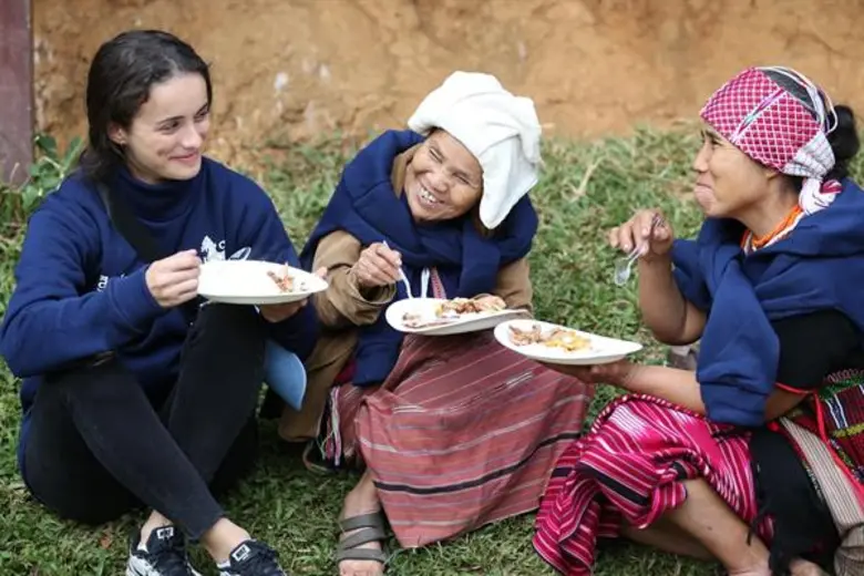 โอ ปวีร์ ร่วมโครงการสิงห์อาสา “ออกค่ายไปกอดน้อง” ช่วยเหลือผู้ประสบภัยหนาว โรงเรียนบ้านห้วยน้ำเย็น