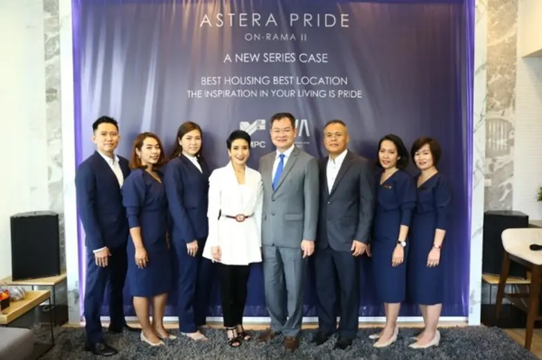 ปริญญา เธียรวร (4 จากขวา) ประธานเจ้าหน้าท...