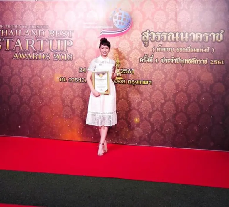 สาวคนเก่งที่มีทั้งดีกรีความสวย ความสดใส แ...