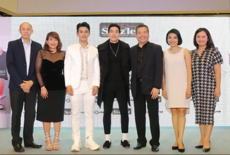 บัญญัติ อธิยุตกุล (ที่ 5 จากซ้าย) ผู้จัดก...