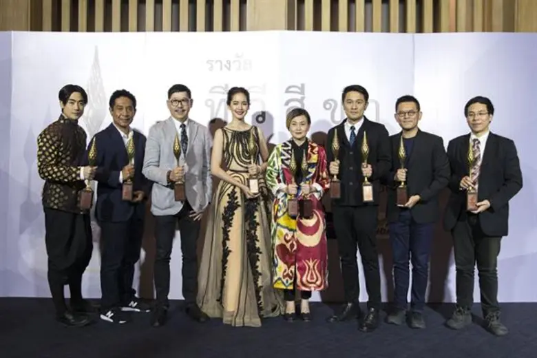 งานประกาศผล “รางวัลทีวีสีขาว” ครั้งที่ 1 ทอบ 2.7 ล้านบาท ละครข้ามสีทันดร กวาดหลายรางวัลใหญ่ โบว์-เมลดารับนำหญิง อนันดานำชาย