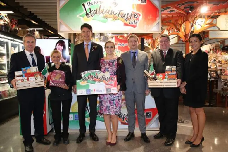 ฯพณฯลอเรนโซ กาเลนติ (ที่ 3 จากซ้าย) เอกอั...