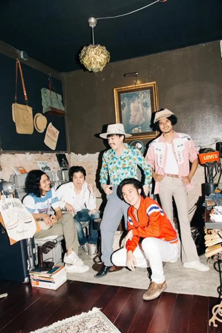 THE RICHMAN TOY ส่งเพลงสะท้อนสังคมแบบน่ารักๆกับ "ใครๆก็ทำกัน"  ที่ได้ "เอี่ยว - มือกลอง" มาถ่ายทอดเสียงร้องสไตล์หนุ่มขี้เล่นตลกร้ายเป็นครั้งแรก!