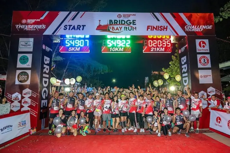 คุณสุวรรณา เอี่ยมพิกุล (ที่ 8 จากซ้ายแถวย...