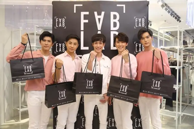 ชมแฟชั่น-ดาราสาวสายแฟฯ แต่งพิงค์ หวานเท่ห์ร่วมเปิดตัว FABLAB Store สาขา 6 แฟชั่นไอส์แลนด์