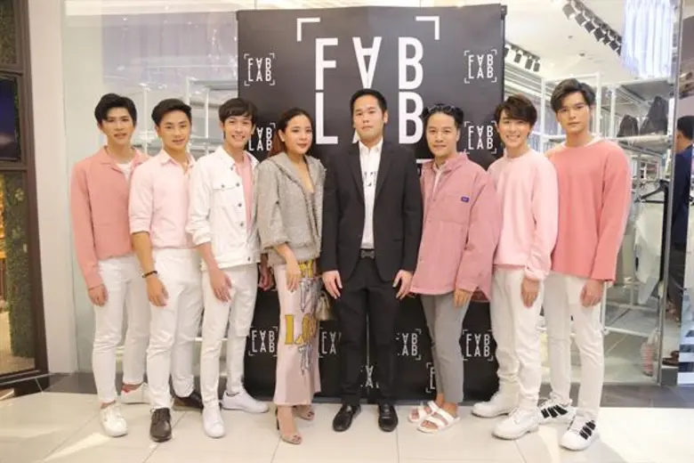 ชมแฟชั่น-ดาราสาวสายแฟฯ แต่งพิงค์ หวานเท่ห์ร่วมเปิดตัว FABLAB Store สาขา 6 แฟชั่นไอส์แลนด์