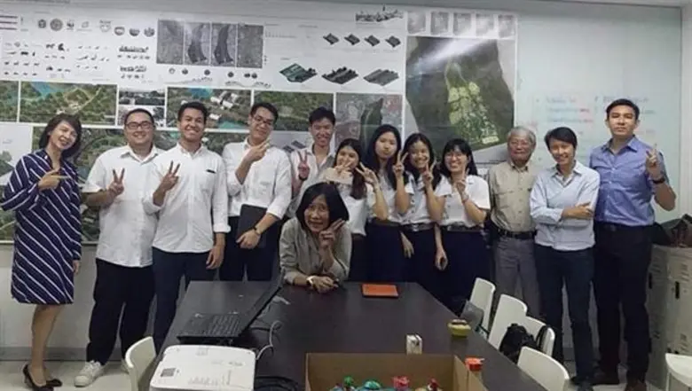 หมอล็อต น.สพ. ภัทรพล มณีอ่อน - ดร. วราวุธ สุธีธร ผู้เชี่ยวชาญด้านอนุรักษ์ ร่วมตรวจแบบงานออกแบบภูมิสถาปัตยกรรม นิสิต สถาปัตย์ จุฬาฯ ส่งเสริมงานสร้างสรรค์สังคม