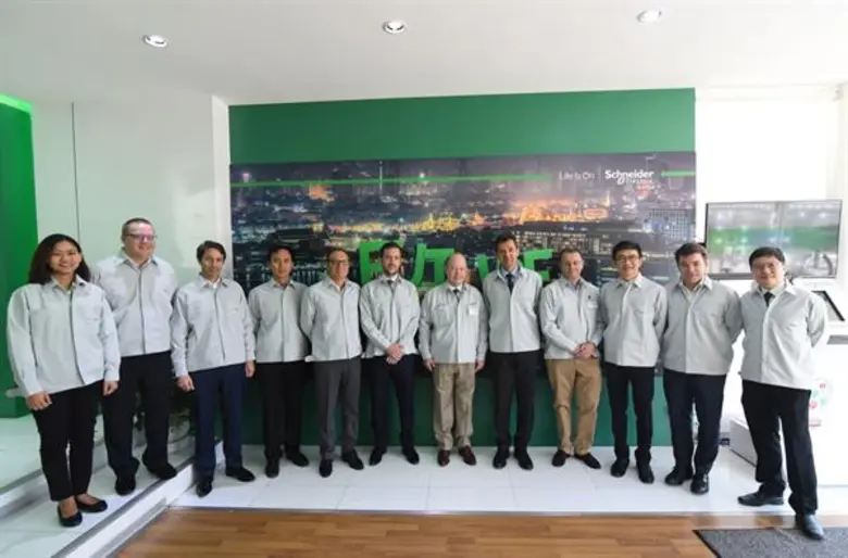 นายฌัก ลาปูฌ (ที่ 6 จากขวา) ว่าที่เอกอัคร...