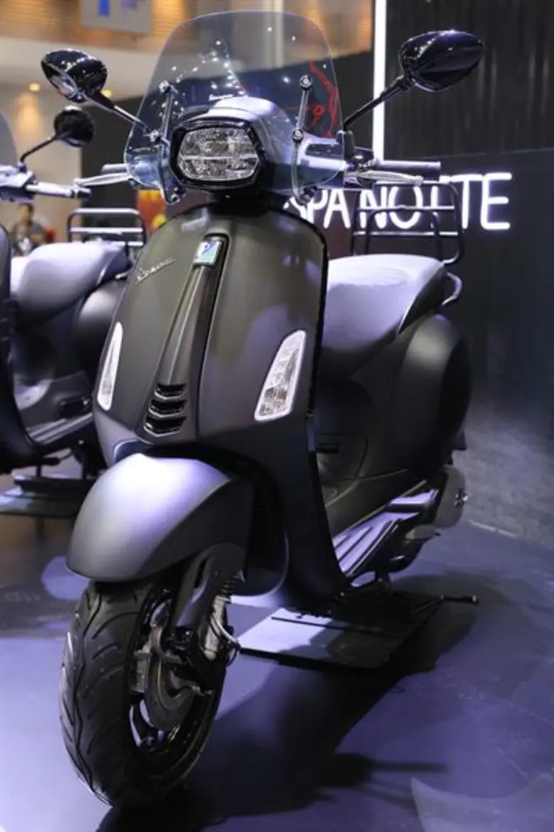 พบกับเสน่ห์แห่งการขับขี่แบบไม่เหมือนใครกับ 2 รุ่นใหม่ล่าสุดจาก “เวสปิอาริโอ” “Vespa Notte Special Edition” และ “Moto Guzzi V7 III Milano” พร้อมโปรโมชั่นและข้อเสนอสุดพิเศษภายในงานมอเตอร์เอ็กซ์โปครั้งที่ 35