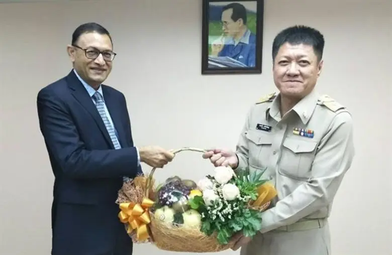 มร.ประสาน สิปานี (ซ้าย) ประธานบริษัท ไทยเ...