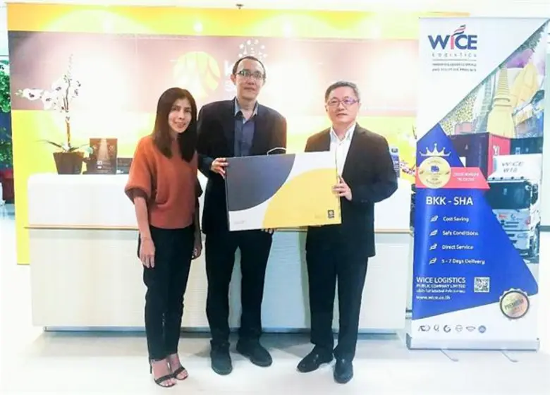 นายชูเดช คงสุนทร (ขวา) กรรมการผู้จัดการ ฝ...