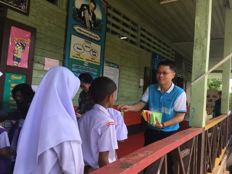 เปิดชีวิตสโลว์ไลฟ์ของเด็กบนเกาะ ที่โลกดิจิทัลไม่สามารถดิสรัพท์ได้ กับ “มุมหนังสือ” สื่อการเรียนรู้ที่สำคัญที่สุดในพื้นที่ห่างไกล