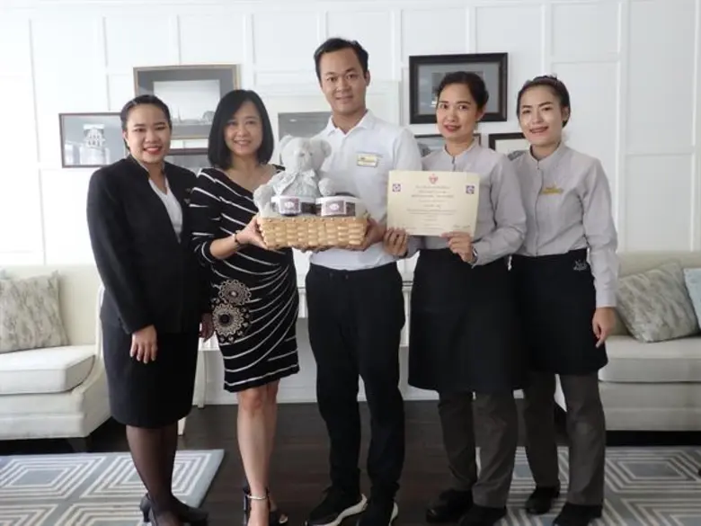 นางสาวธีรยา สมิตินนท์ (คนที่ 2 จากซ้าย) ผ...