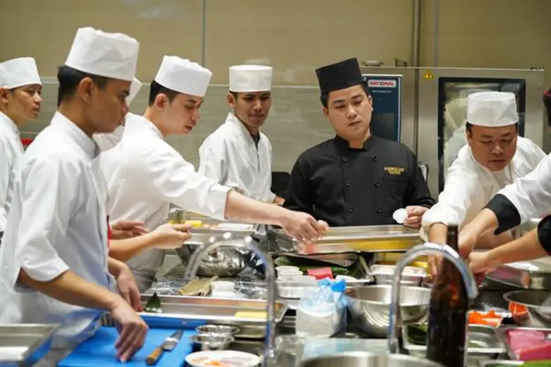 การแข่งขันทำซูชิแบบญี่ปุ่นดั้งเดิมด้วยแซลมอนสดใหม่จ...