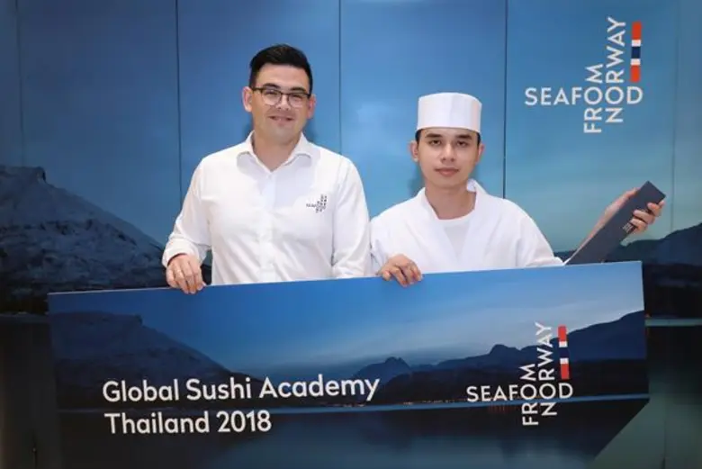 สภาอุตสาหกรรมอาหารทะเลนอร์เวย์มอบรางวัลชนะเลิศการแข่งขัน Global Sushi Academy ครั้งแรกในไทย ให้เชฟซูชิประจำร้านอาหารญี่ปุ่น 'อุมิ’ พร้อมสนับสนุนให้เป็นตัวแทนเข้าร่วมการแข่งขันระดับโลก ที่กรุงโตเกียว ประเทศญี่ปุ่น