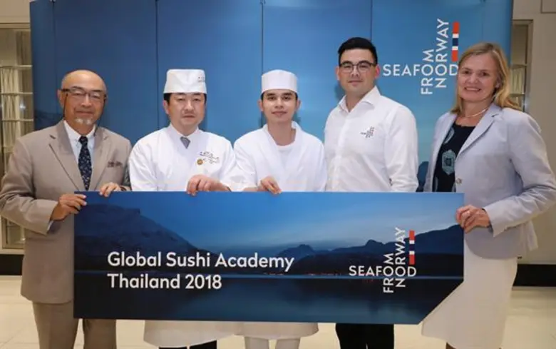 สภาอุตสาหกรรมอาหารทะเลนอร์เวย์มอบรางวัลชนะเลิศการแข่งขัน Global Sushi Academy ครั้งแรกในไทย ให้เชฟซูชิประจำร้านอาหารญี่ปุ่น 'อุมิ’ พร้อมสนับสนุนให้เป็นตัวแทนเข้าร่วมการแข่งขันระดับโลก ที่กรุงโตเกียว ประเทศญี่ปุ่น