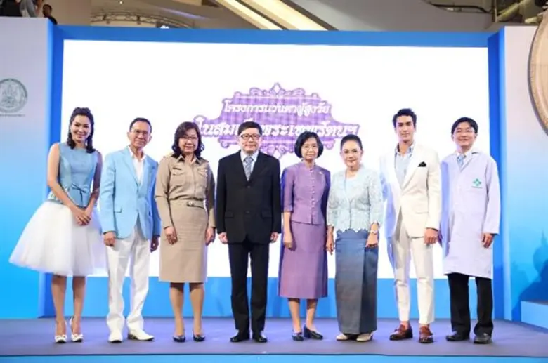 ห้างแว่นท็อปเจริญ นำโดย คุณนพศักดิ์ ตรีพร...