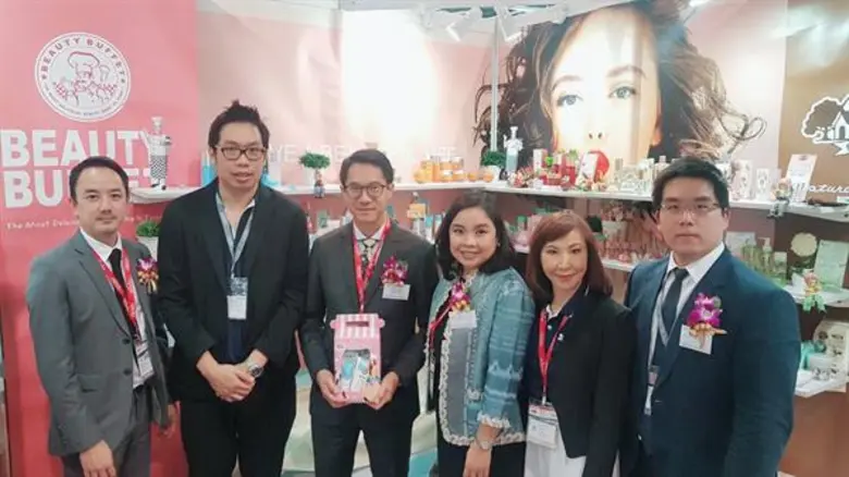 คุณศิริการย์ พัฑฒิวีระนนท์ (ที่ 2 จากขวา)...