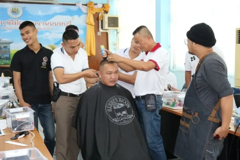 พัฒนาแรงงานนนท์ ขานรับนโยบาย รมว.รง. ฝึกตัดผม ตร.เมืองนนท์	