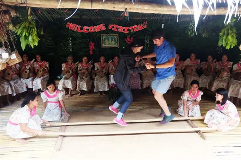 ทีวีไกด์: รายการ "สมุดโคจร On The Way" จ๊อบ ขอปะทะ กระติ๊บ กับภารกิจสุดโหด ตะลุยดินแดนมหัศจรรย์แห่ง Bohol