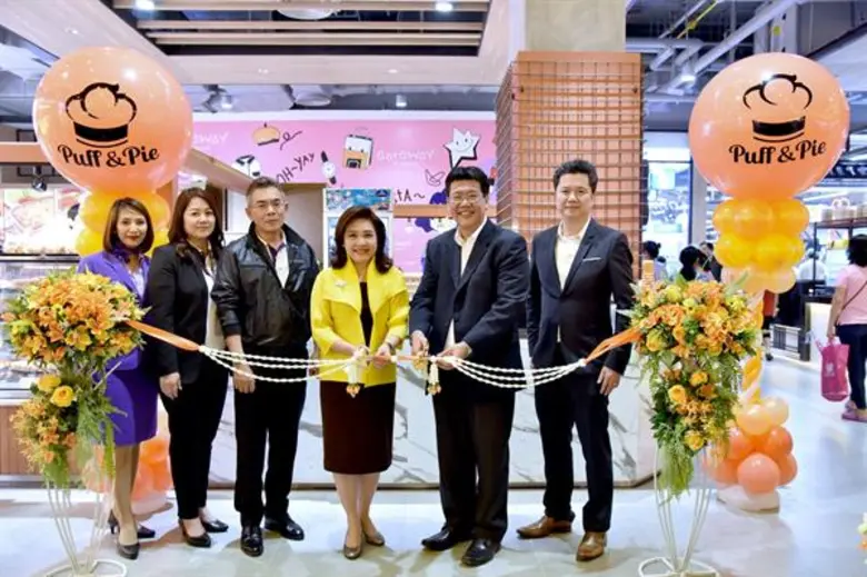 นางวรางคณา ลือโรจน์วงศ์ (ที่ 4 จากซ้าย) กรรมการผู้จ...