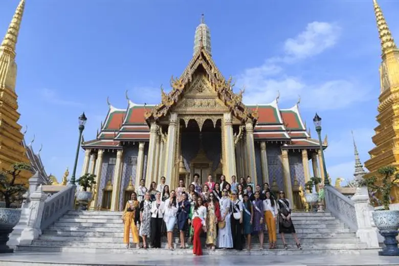 สาวงามมิสยูนิเวิร์สไหว้พระเสริมสิริมงคล ณ วัดพระแก้ว ก่อนชมสีสันยามค่ำคืนของกรุงเทพฯ แบบพาโนรามา