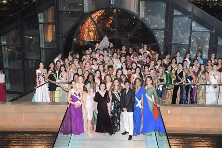 สาวงามมิสยูนิเวิร์สไหว้พระเสริมสิริมงคล ณ วัดพระแก้ว ก่อนชมสีสันยามค่ำคืนของกรุงเทพฯ แบบพาโนรามา