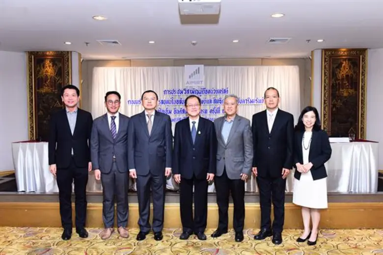 นายธนะชัย สันติชัยกูล (กลาง) ประธานกรรมกา...