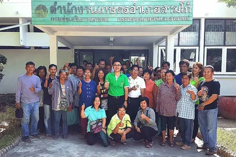 นายมนตรี บุญจรัส (กลาง) ประธานกรรมการชมรม...