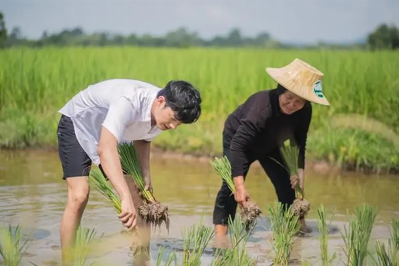 เป้ อารักษ์ ชวนสัมผัสเสน่ห์ที่ยากเดาแต่เร้าให้ใจเต้นรัว ที่เมืองรองใกล้กรุง แบบลดมลพิษ ในโครงการเมืองรอง ต้องลอง ต้องรัก ต้องใส่ใจ