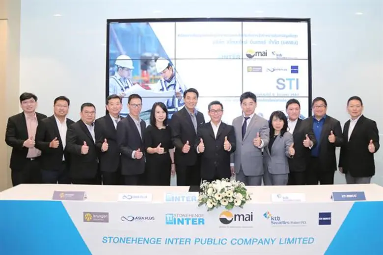 นายประพันธ์ เจริญประวัติ (กลาง) ผู้จัดการ...