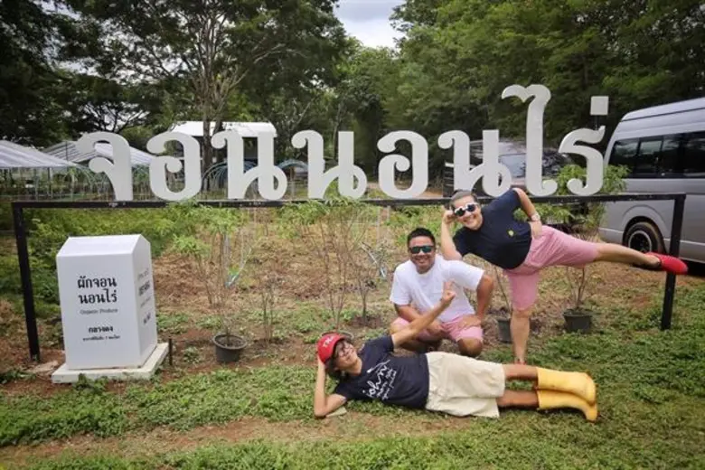 ทีวีไกด์: รายการ “แหม่ม บ๊อบ Let’s go” พาเรียนรู้เกษตรสไตล์ “จอน นอน ไร่” ที่ปากช่อง