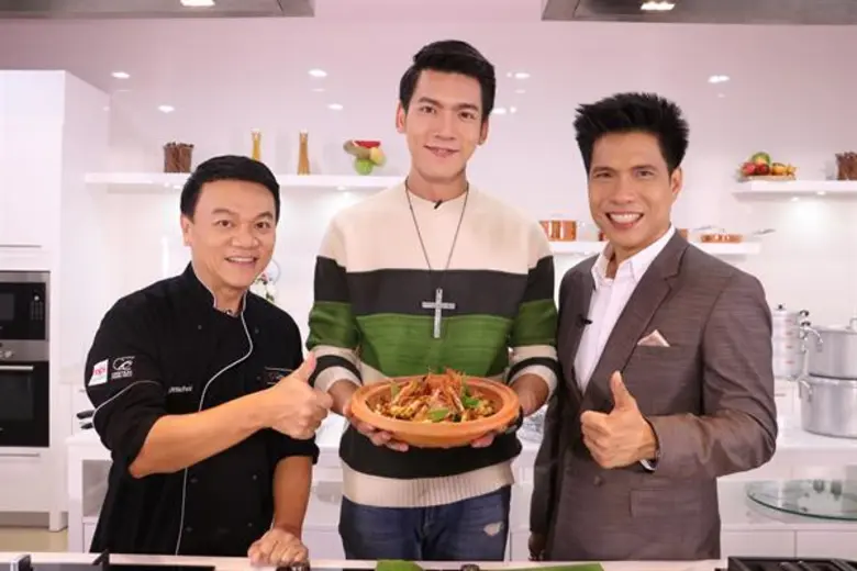 จะไม่ทนอีกต่อไป “เฟิสท์” ขอเข้าครัว เปลี่ยนผัดกะเพรา เป็นเมนูสุดพิเศษเช็คอินร้าน 'โก๋ทรงเครื่อง’ ว้าว...เมนูแบบนี้ก็มีด้วย ! 'ผัดไทยกระชับ ไข่ห่อ’ สูตรระยอง