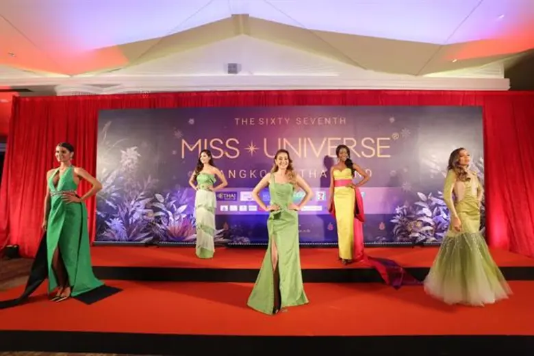 สุดอลังการ สาวงามผู้เข้าประกวดมิสยูนิเวิร์ส 2018 อวดโฉมชุดผ้าไหมไทยในค่ำคืน “Thai Night”