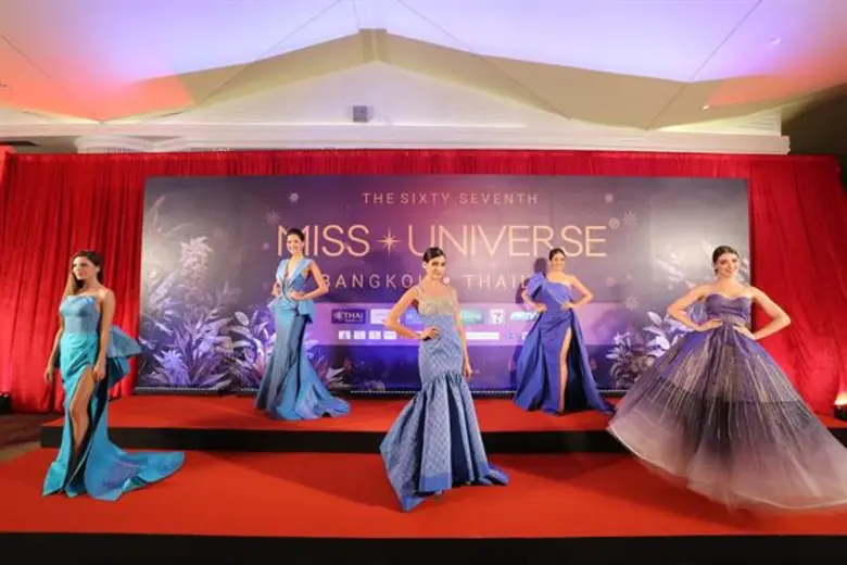 สุดอลังการ สาวงามผู้เข้าประกวดมิสยูนิเวิร์ส 2018 อวดโฉมชุดผ้าไหมไทยในค่ำคืน “Thai Night”