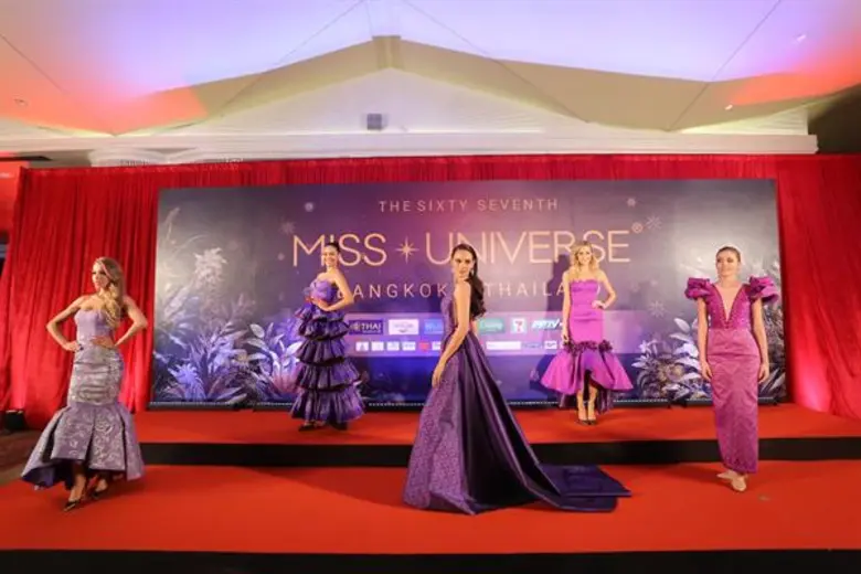 สุดอลังการ สาวงามผู้เข้าประกวดมิสยูนิเวิร์ส 2018 อวดโฉมชุดผ้าไหมไทยในค่ำคืน “Thai Night”
