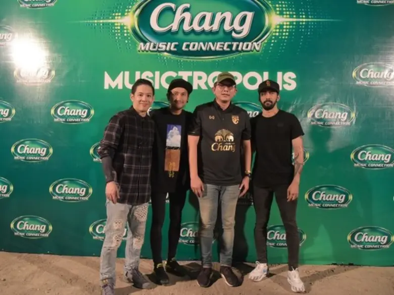 นายนิธิพงษ์ กาญจนกูล (ที่ 2 จากขวา) ผู้ช่...