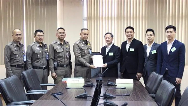 นายสาธิต รัฐเลิศกานต์ ( ที่4 จากขวา) รองก...