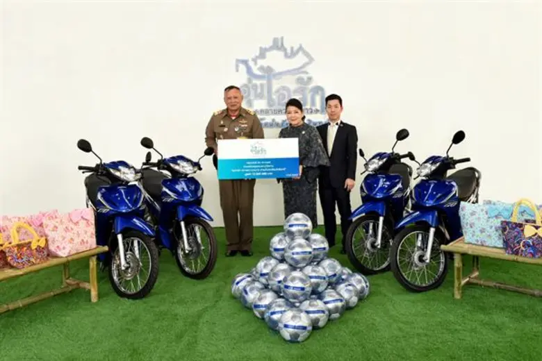 พลอากาศตรี สุพิชัย สุนทรบุระ (ซ้ายสุด) รอ...