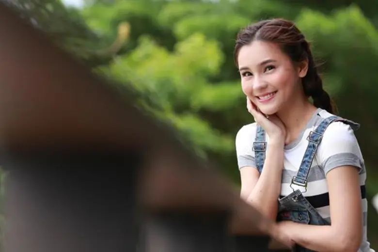 เป็นนักแสดงสาวน่ารัก สดใสที่มีแฟนคลับมากมายทั้งในปร...