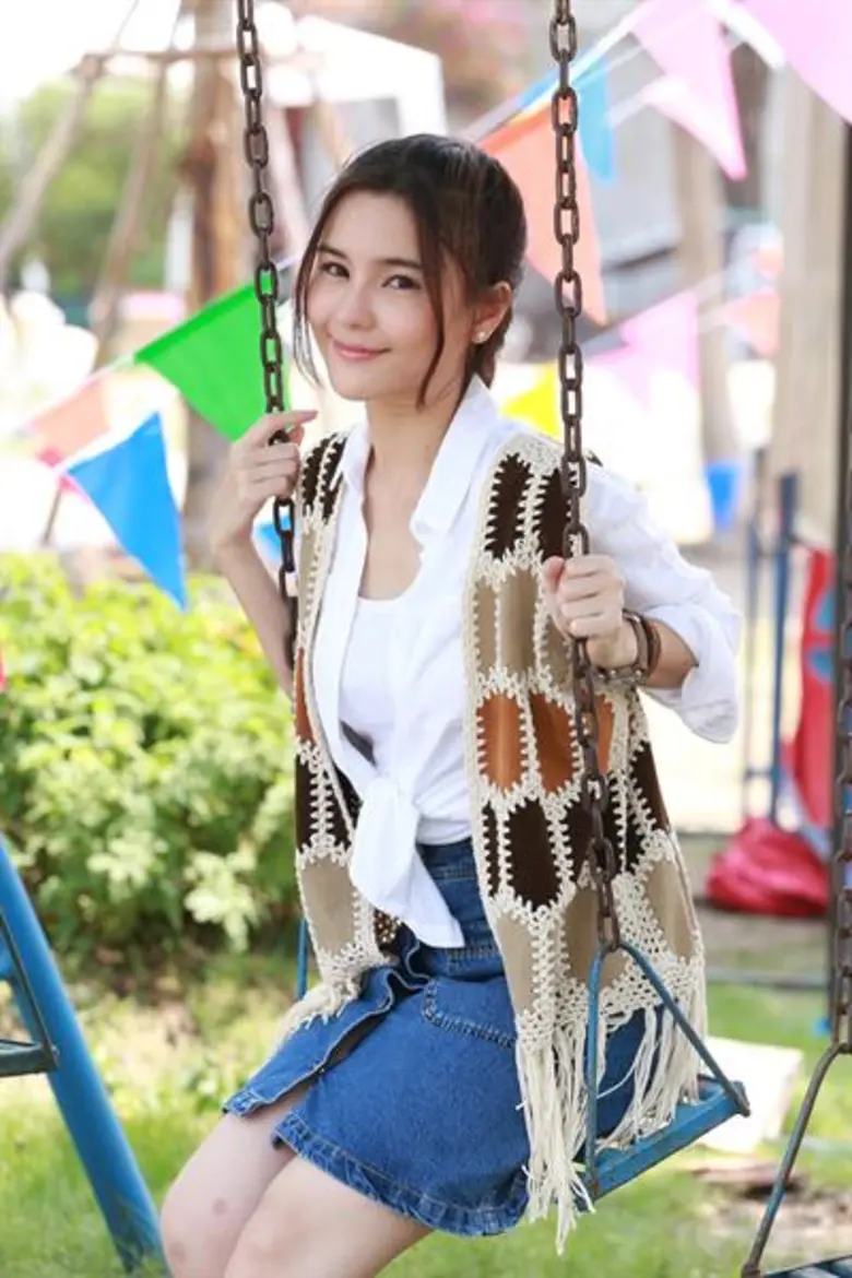 ออม สุชาร์ ก้าวข้ามขีดจำกัดความกลัวลุยบทบาทจ๊อกกี้สาวขี่ม้า ในละคร “รักพลิกล็อก”